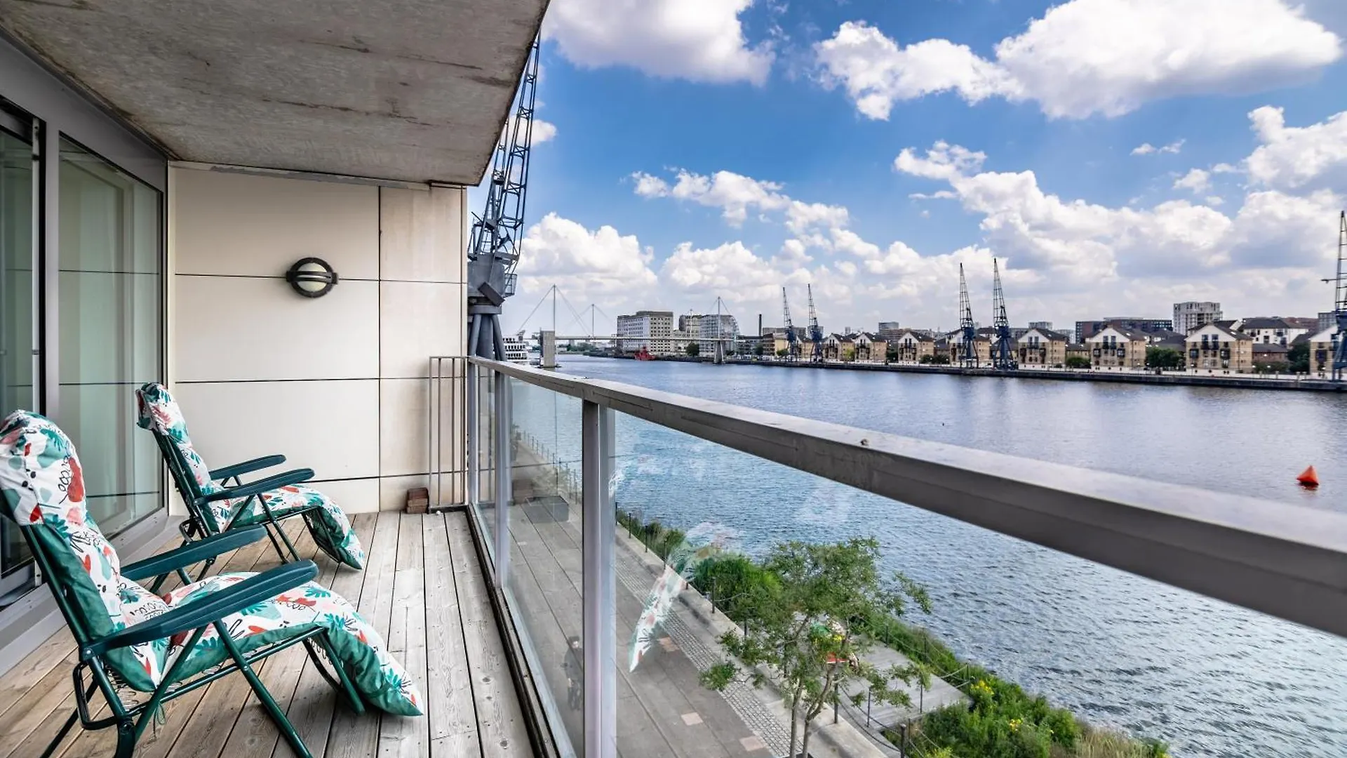 London Excel Waterfront Serenity 0*,